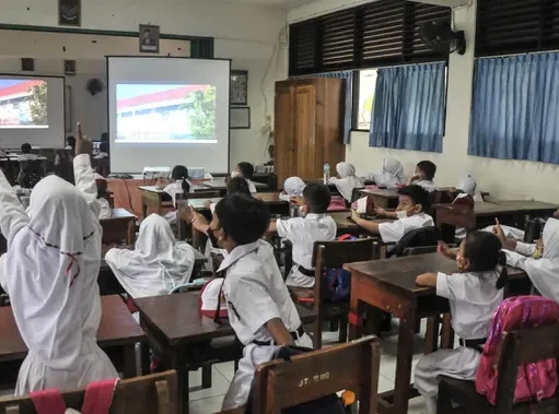 Abu Vulkanik Anak Krakatau Capai Jakarta, Pemprov DKI Terapkan PJJ Mulai Senin