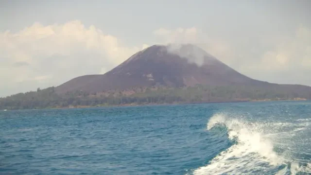 Abu-Vulkanik-Anak-Krakatau-Mencapai-7.000-Kaki-Berpotensi-Ganggu-Kualitas-Udara-Teluk-Lampung