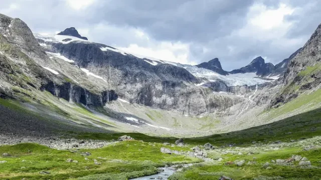 Arkeolog-Temukan-48-Anak-Panah-Purba-Berusia-6.000-Tahun-di-Gunung-Es-Norwegia