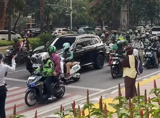 BMW X5 Mogok di Kuningan, Pemiliknya Jujur Minta Maaf dan Tuai Pujian