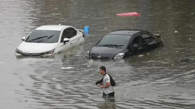 Banjir-Bangkok-Picu-Darurat-di-50-Distrik-Sekolah-Ditutup-dan-Warga-Borong-Makanan-Instan