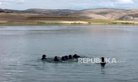 Belajar Evakuasi Kapal Tenggelam di Danau Turki
