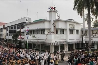 Bendera-Merah-Putih-Berkibar-di-Hotel-Yamato-Peron-Digulingkan