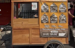 Bule Jerman Jual Pancake Otentik Pakai Gerobak di Pinggir Jalan Jakarta