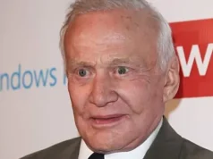 Buzz Aldrin Tinju Pria yang Tuduhnya Palsukan Pendaratan di Bulan