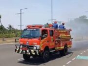 Damkar Dikerahkan Bersihkan Abu Vulkanik Gunung Anak Krakatau