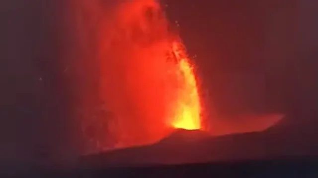 Dentuman-Erupsi-Anak-Krakatau-Terdengar-Hingga-Ratusan-Kilometer