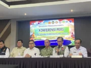 Dua Helikopter Jepang Mulai Padamkan Kebakaran Hutan Kalbar dengan Water Bombing