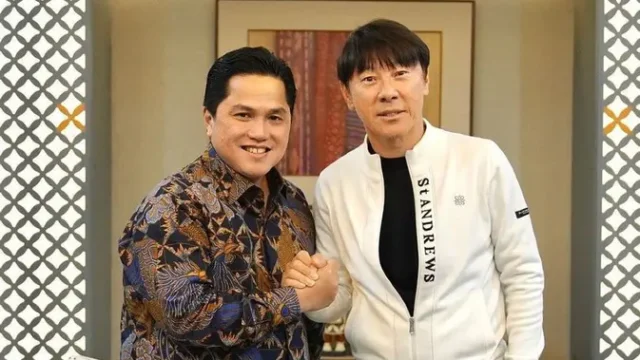 Erick-Thohir-dan-Shin-Tae-Yong-Berpelukan-di-Peluncuran-BRI-Super-League-20262027