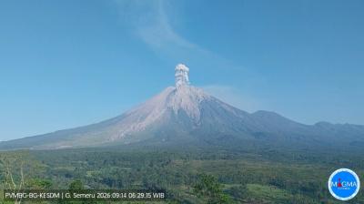 Gunung-Semeru-Erupsi-Pagi-Ini-Kolom-Abu-Capai-1.000-Meter