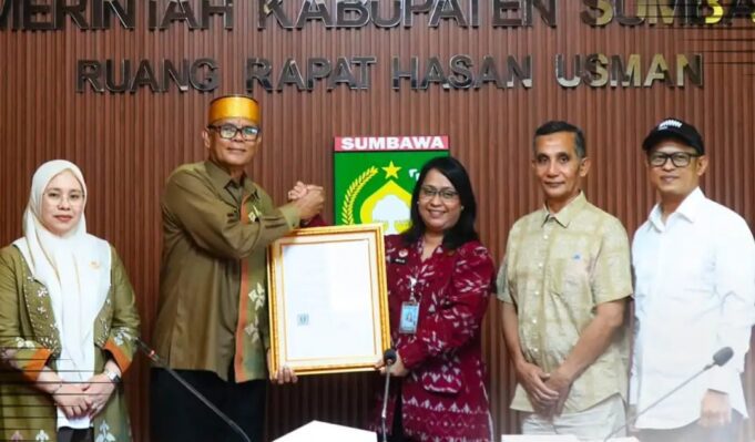 55 Motif Tenun Kre Alang Sumbawa Resmi Bersertifikat HAKI Komunal