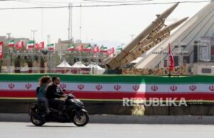 Iran Luncurkan Rudal Baru Hantam Kapal Induk AS di Teluk Persia