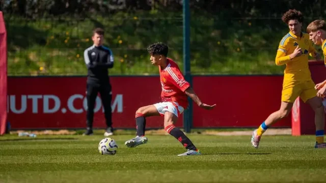 JJ-Gabriel-Minta-Hengkang-dari-Manchester-United-Carragher-Jangan-Biarkan-Orang-Tua-Menghancurkan-Masa-Depan-Pemain