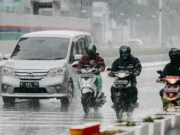 Jakarta Diguyur Hujan Ringan Sore hingga Malam, BMKG Imbau Warga Waspadai Banjir