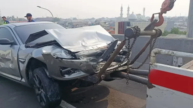 Jeep-Tiagan-Tabrak-Mazda-di-Tol-Wiyoto-Wiyono-Tak-Ada-Korban-Jiwa