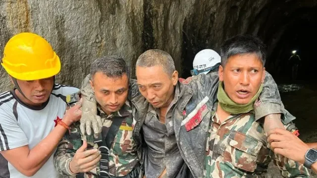Keajaiban-10-Hari-Pasca-Banjir-Bandang-Dua-Korban-Selamat-di-Nepal