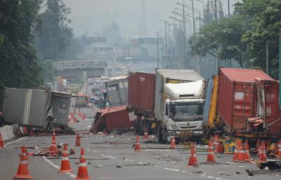 Kecelakaan Beruntun di Tol Slipi Tewaskan Dua Sopir Truk