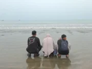 Keluaraga Tabur Bunga untuk Lima Jurnalis dan Tiga Kru Kapal yang Hilang di Selat Sunda