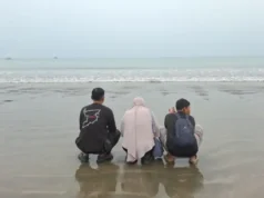 Keluaraga Tabur Bunga untuk Lima Jurnalis dan Tiga Kru Kapal yang Hilang di Selat Sunda