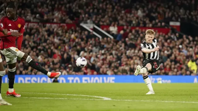 Lewis-Hall-Putuskan-Bertahan-di-Newcastle-Tolak-Minat-Manchester-United
