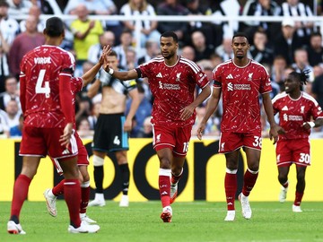 Liverpool Kelebihan Penyerang, Carragher Kecam Gaya Main yang “Seperti Bola Basket”