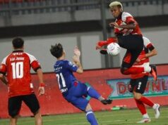 Madura United Denda Rp30 Juta Usai Suporter Lemparkan Pisang ke Bench Lawan