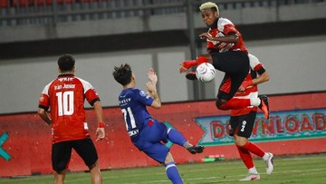 Madura-United-Denda-Rp30-Juta-Usai-Suporter-Lemparkan-Pisang-ke-Bench-Lawan