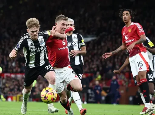 Manchester United Pertimbangkan Tunda Perekrutan Lewis Hall Akibat Harga Selangit