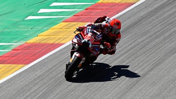 Marc-Marquez-Tertarik-Baca-Buku-Valentino-Rossi-La-Mia-Storia-Rilis-2026