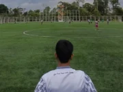 Mimpi di Balik Hujan: Pemuda Papua Berjuang Jadi Legenda Sepak Bola
