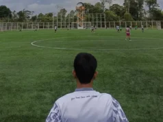 Mimpi di Balik Hujan: Pemuda Papua Berjuang Jadi Legenda Sepak Bola