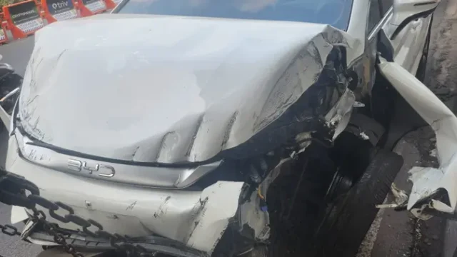 Mobil-Listrik-Tabrak-Trotoar-dan-Fasilitas-Umum-di-Jaksel