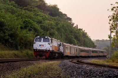 Penumpang-Perempuan-Patah-Kaki-Terseret-Kereta-saat-Turun-di-Stasiun-Caruban