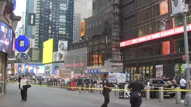 Penusukan-Acak-di-Times-Square-Pelaku-Tewas-Ditembak-Polisi