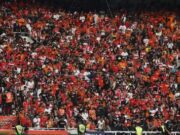 Persija Menang 2-1, Diky Soemarno Peluk Gubernur Pramono Anung