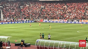 Persija vs Persib: Arhan dan Ragnar Saling Peluk di Tepi Lapangan