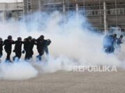 Polisi Turki Uji Jurnalis dengan Gas Air Mata dalam Latihan Perang