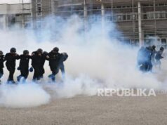 Polisi Turki Uji Jurnalis dengan Gas Air Mata dalam Latihan Perang