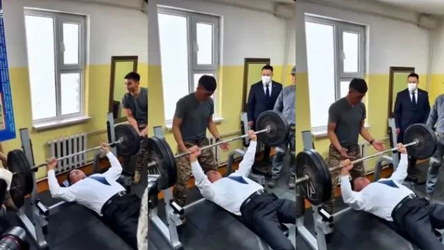 Presiden-Mongolia-Angkat-100-Kg-di-Depan-Tentara-Aksi-Viral-di-Medsos
