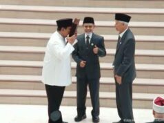 Presiden Prabowo Cium Alquran Hasil Karya Santri Gontor