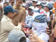 Presiden Prabowo Sapa Pelajar dan Warga Usai Resmikan LRT Manggarai