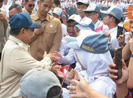 Presiden Prabowo Sapa Pelajar dan Warga Usai Resmikan LRT Manggarai