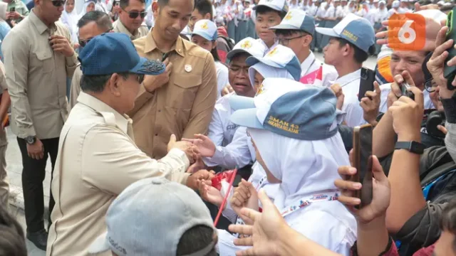 Presiden-Prabowo-Sapa-Pelajar-dan-Warga-Usai-Resmikan-LRT-Manggarai