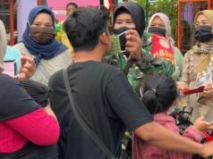 TNI Bagikan Masker Kain ke Warga Hadapi Abu Vulkanik Anak Krakatau