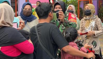 TNI Bagikan Masker Kain ke Warga Hadapi Abu Vulkanik Anak Krakatau