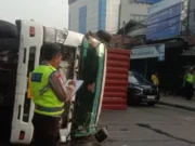 Truk Kontainer Terguling Tabrak Separator Busway di Tambora