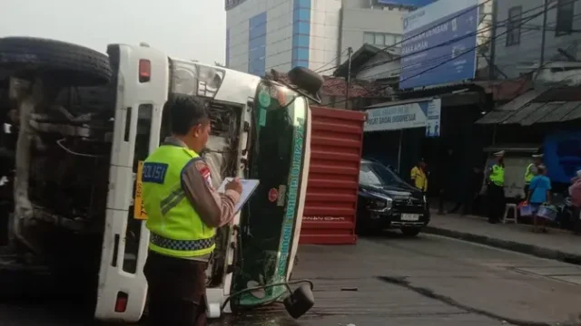 Truk-Kontainer-Terguling-Tabrak-Separator-Busway-di-Tambora
