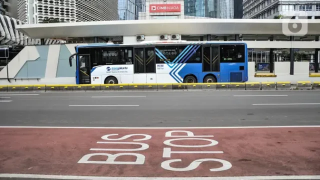 Viral-Keluhan-Bau-Pesing-di-Koridor-8-Transjakarta-Lakukan-Sweeping-Malam-Hari