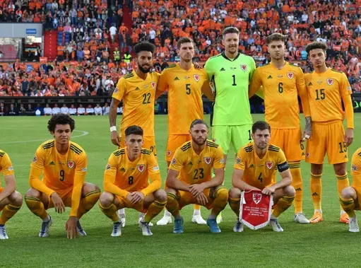 Wales Tetapkan Tradisi Foto Aneh sebagai Ritual Kebanggaan