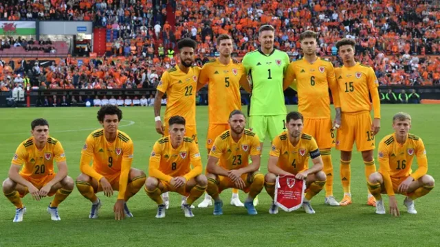 Wales-Tetapkan-Tradisi-Foto-Aneh-sebagai-Ritual-Kebanggaan